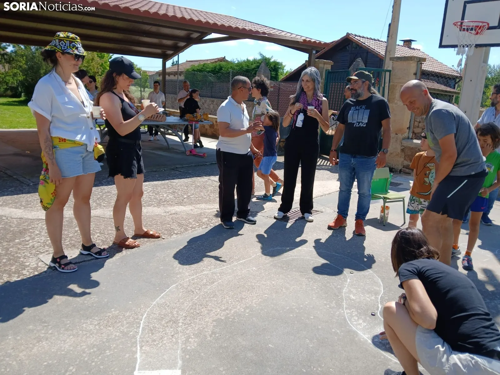 Foto 11 - Risas, juegos y solidaridad: el colegio de Almajano se vuelca contra el c&aacute;ncer infantil con juegos populares