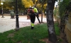 Un empleado municipal en labores en la Dehesa. /SN