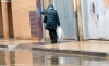 Una viandante se protege de la lluvia en una calle de Soria. /PC