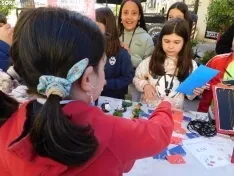 Foto 36 - FOTOS Y NOTICIA | Peque&ntilde;os grandes emprendedores: 250 alumnos se instalan en la plaza del Rosel y San Blas con sus "empresas casi reales"