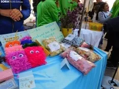 Foto 28 - FOTOS Y NOTICIA | Peque&ntilde;os grandes emprendedores: 250 alumnos se instalan en la plaza del Rosel y San Blas con sus "empresas casi reales"
