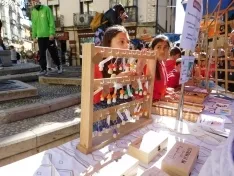 Foto 24 - FOTOS Y NOTICIA | Peque&ntilde;os grandes emprendedores: 250 alumnos se instalan en la plaza del Rosel y San Blas con sus "empresas casi reales"