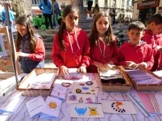 Foto 23 - FOTOS Y NOTICIA | Peque&ntilde;os grandes emprendedores: 250 alumnos se instalan en la plaza del Rosel y San Blas con sus "empresas casi reales"