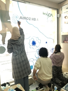 Foto 5 - Los estudiantes de Arte y Diseño revitalizan el comercio a través de escaparates innovadores en la tercera edición del concurso de FEC Soria