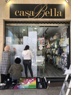 Foto 4 - Los estudiantes de Arte y Diseño revitalizan el comercio a través de escaparates innovadores en la tercera edición del concurso de FEC Soria