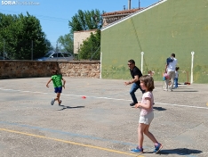 Foto 3 - Risas, juegos y solidaridad: el colegio de Almajano se vuelca contra el cáncer infantil con juegos populares