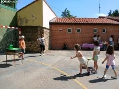 Foto 6 - Risas, juegos y solidaridad: el colegio de Almajano se vuelca contra el c&aacute;ncer infantil con juegos populares