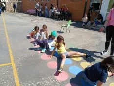 Foto 10 - Risas, juegos y solidaridad: el colegio de Almajano se vuelca contra el c&aacute;ncer infantil con juegos populares