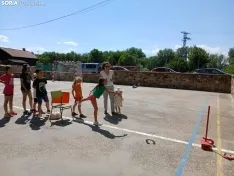 Foto 15 - Risas, juegos y solidaridad: el colegio de Almajano se vuelca contra el c&aacute;ncer infantil con juegos populares