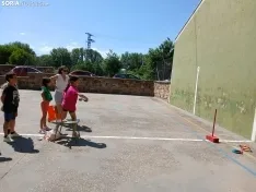 Foto 16 - Risas, juegos y solidaridad: el colegio de Almajano se vuelca contra el c&aacute;ncer infantil con juegos populares