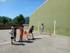 Foto 17 - Risas, juegos y solidaridad: el colegio de Almajano se vuelca contra el c&aacute;ncer infantil con juegos populares