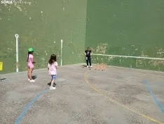 Foto 22 - Risas, juegos y solidaridad: el colegio de Almajano se vuelca contra el c&aacute;ncer infantil con juegos populares