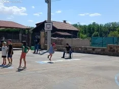 Foto 24 - Risas, juegos y solidaridad: el colegio de Almajano se vuelca contra el c&aacute;ncer infantil con juegos populares