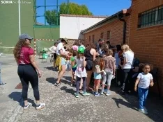 Foto 32 - Risas, juegos y solidaridad: el colegio de Almajano se vuelca contra el c&aacute;ncer infantil con juegos populares