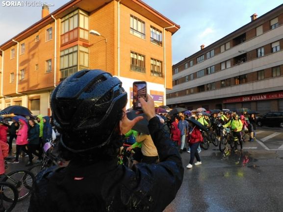 GALERÍA | Ni la lluvia, ni el frío, ni el granizo: nada detiene a los ciclistas de Pedalovida en su reivindicación