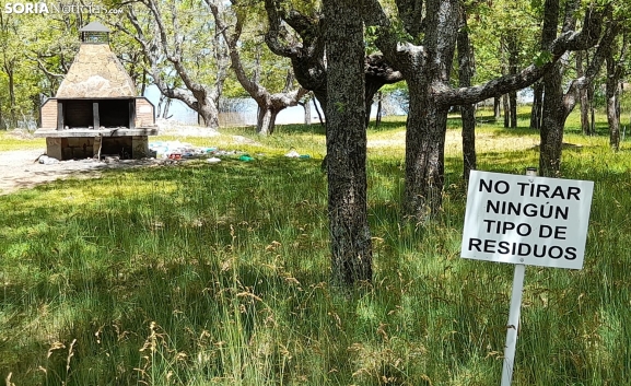 La suciedad acecha a la playa de Herreros