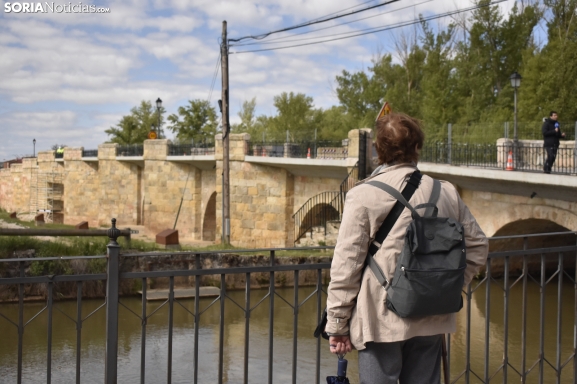 Fotos y crónica | Los vecinos de San Esteban no confían en el arreglo del puente: En 15 días, hundido otra vez