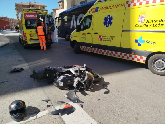 Un motorista herido al chocar contra un turismo en la capital