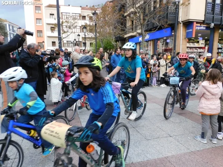 GALER&Iacute;A | Ni la lluvia, ni el fr&iacute;o, ni el granizo: nada detiene a los ciclistas de Pedalovida en