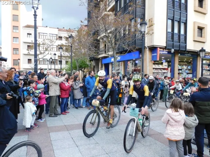 GALER&Iacute;A | Ni la lluvia, ni el fr&iacute;o, ni el granizo: nada detiene a los ciclistas de Pedalovida en