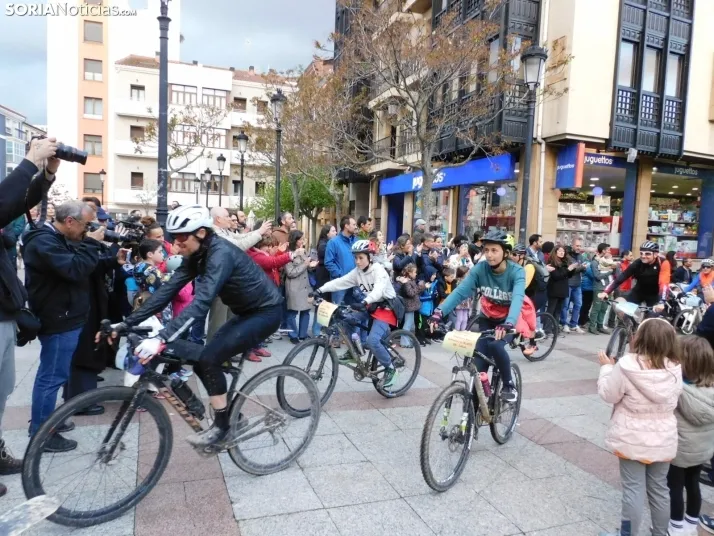 GALER&Iacute;A | Ni la lluvia, ni el fr&iacute;o, ni el granizo: nada detiene a los ciclistas de Pedalovida en