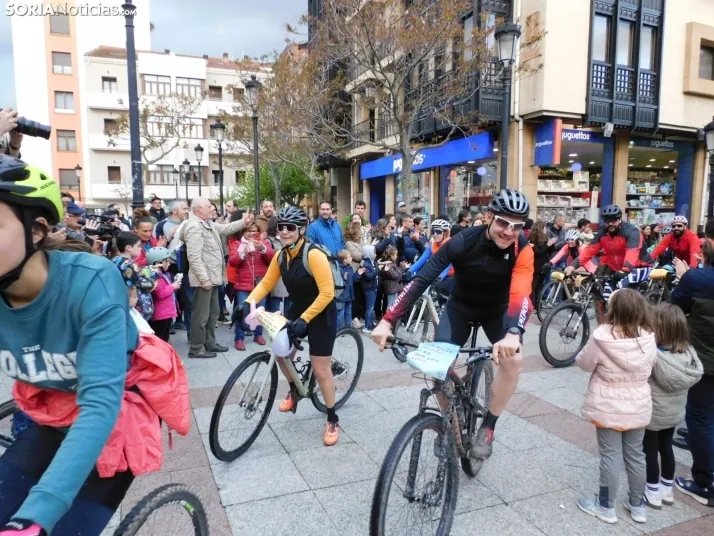 GALER&Iacute;A | Ni la lluvia, ni el fr&iacute;o, ni el granizo: nada detiene a los ciclistas de Pedalovida en