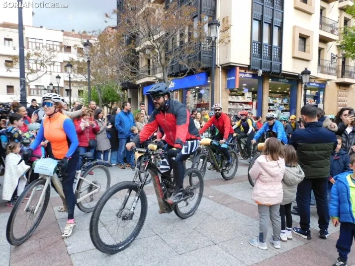 GALER&Iacute;A | Ni la lluvia, ni el fr&iacute;o, ni el granizo: nada detiene a los ciclistas de Pedalovida en