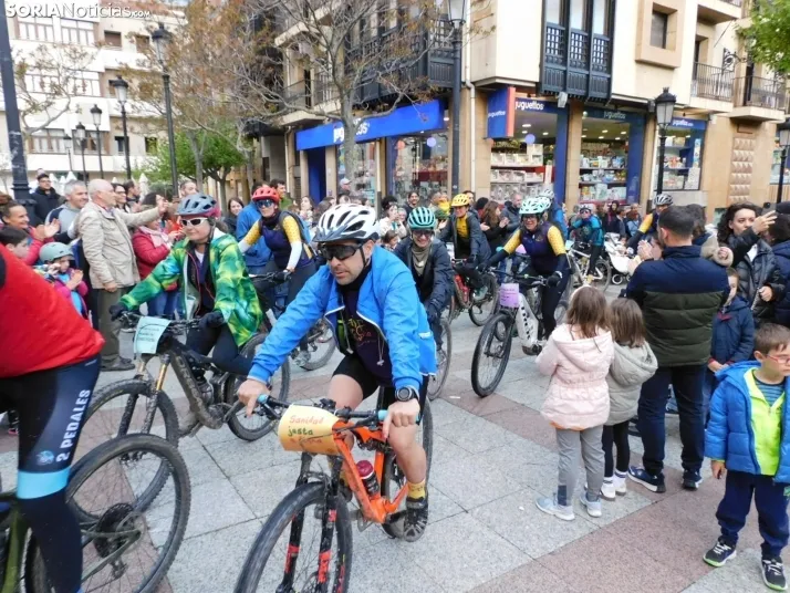 GALER&Iacute;A | Ni la lluvia, ni el fr&iacute;o, ni el granizo: nada detiene a los ciclistas de Pedalovida en
