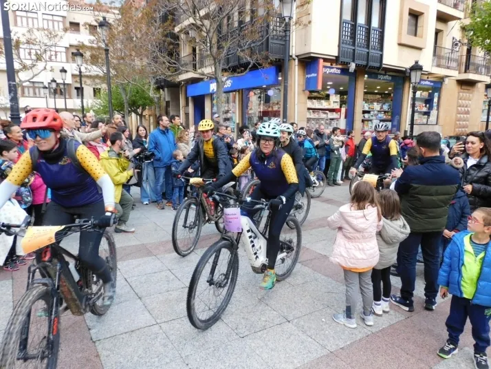 GALER&Iacute;A | Ni la lluvia, ni el fr&iacute;o, ni el granizo: nada detiene a los ciclistas de Pedalovida en