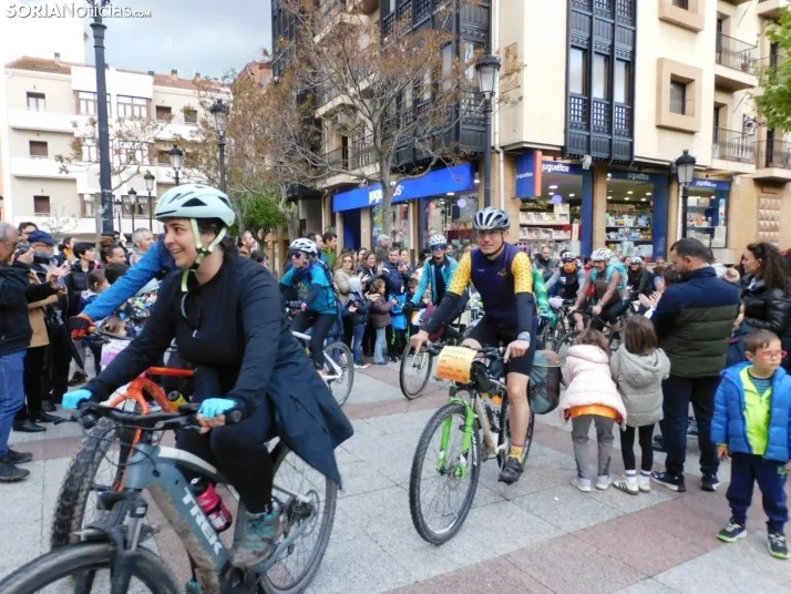 GALER&Iacute;A | Ni la lluvia, ni el fr&iacute;o, ni el granizo: nada detiene a los ciclistas de Pedalovida en