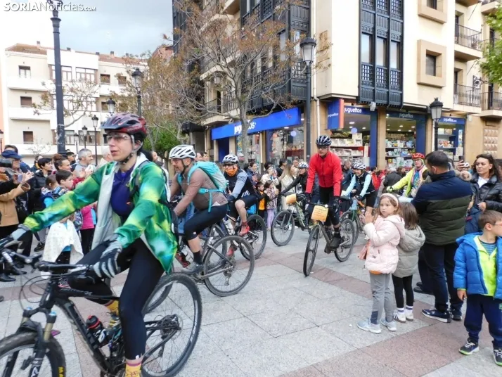 GALER&Iacute;A | Ni la lluvia, ni el fr&iacute;o, ni el granizo: nada detiene a los ciclistas de Pedalovida en