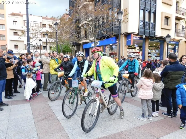GALER&Iacute;A | Ni la lluvia, ni el fr&iacute;o, ni el granizo: nada detiene a los ciclistas de Pedalovida en