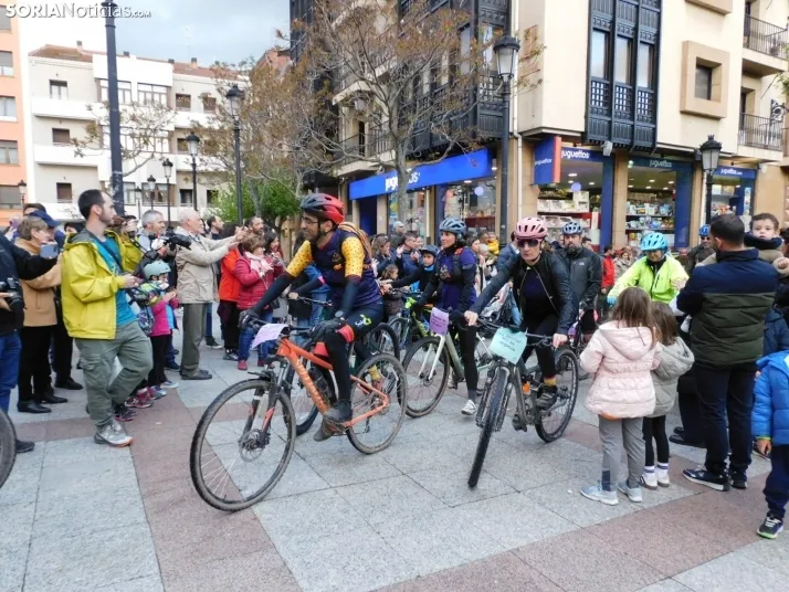 GALER&Iacute;A | Ni la lluvia, ni el fr&iacute;o, ni el granizo: nada detiene a los ciclistas de Pedalovida en
