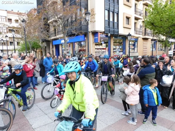 GALER&Iacute;A | Ni la lluvia, ni el fr&iacute;o, ni el granizo: nada detiene a los ciclistas de Pedalovida en