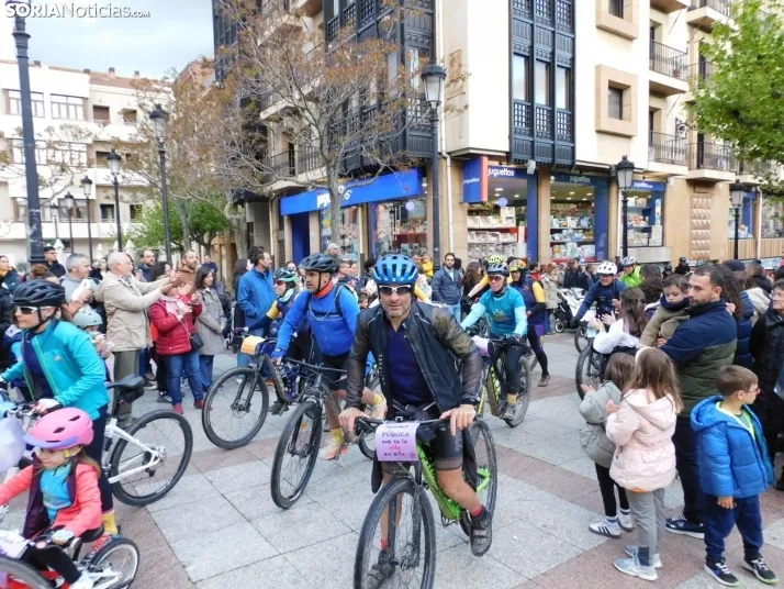 GALER&Iacute;A | Ni la lluvia, ni el fr&iacute;o, ni el granizo: nada detiene a los ciclistas de Pedalovida en