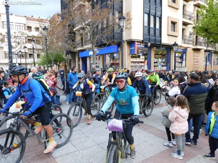 GALER&Iacute;A | Ni la lluvia, ni el fr&iacute;o, ni el granizo: nada detiene a los ciclistas de Pedalovida en