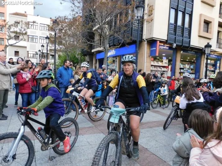 GALER&Iacute;A | Ni la lluvia, ni el fr&iacute;o, ni el granizo: nada detiene a los ciclistas de Pedalovida en