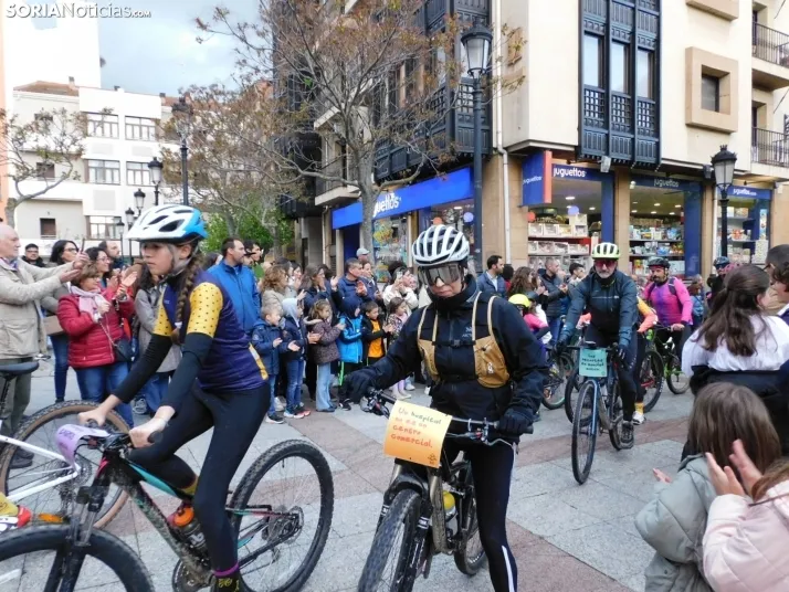 GALER&Iacute;A | Ni la lluvia, ni el fr&iacute;o, ni el granizo: nada detiene a los ciclistas de Pedalovida en