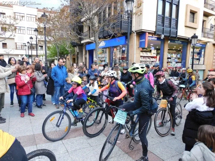 GALER&Iacute;A | Ni la lluvia, ni el fr&iacute;o, ni el granizo: nada detiene a los ciclistas de Pedalovida en