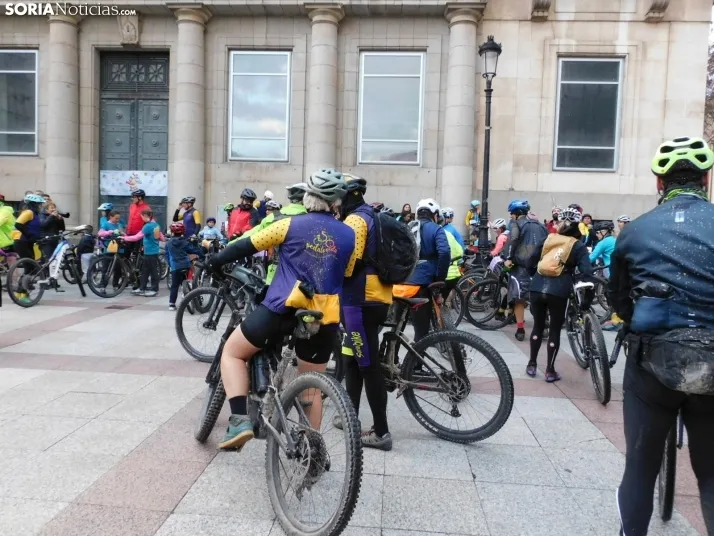 GALER&Iacute;A | Ni la lluvia, ni el fr&iacute;o, ni el granizo: nada detiene a los ciclistas de Pedalovida en