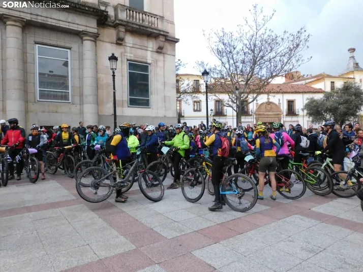 GALER&Iacute;A | Ni la lluvia, ni el fr&iacute;o, ni el granizo: nada detiene a los ciclistas de Pedalovida en