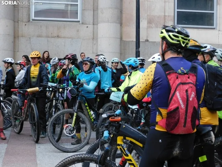 GALER&Iacute;A | Ni la lluvia, ni el fr&iacute;o, ni el granizo: nada detiene a los ciclistas de Pedalovida en
