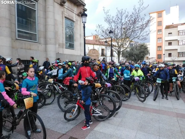 GALER&Iacute;A | Ni la lluvia, ni el fr&iacute;o, ni el granizo: nada detiene a los ciclistas de Pedalovida en