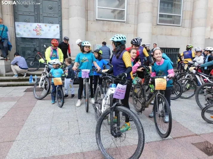 GALER&Iacute;A | Ni la lluvia, ni el fr&iacute;o, ni el granizo: nada detiene a los ciclistas de Pedalovida en