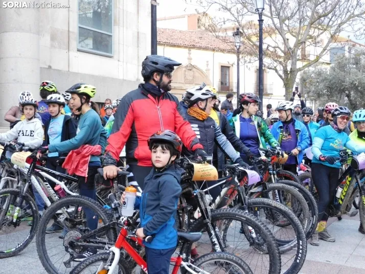 GALER&Iacute;A | Ni la lluvia, ni el fr&iacute;o, ni el granizo: nada detiene a los ciclistas de Pedalovida en