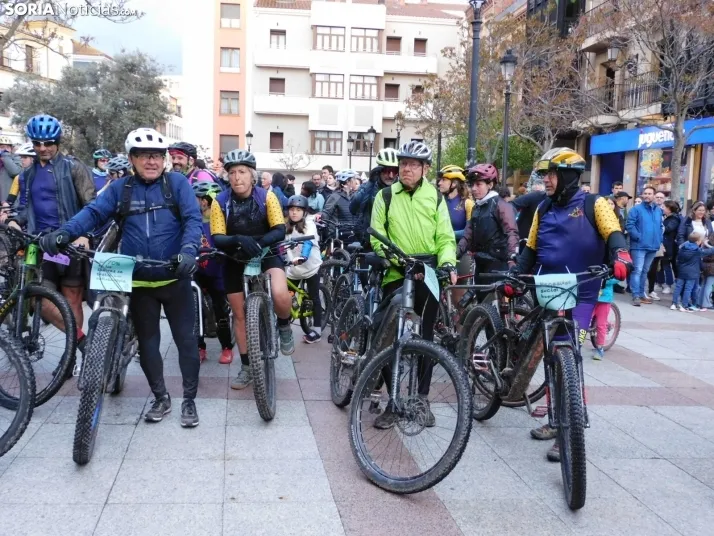 GALER&Iacute;A | Ni la lluvia, ni el fr&iacute;o, ni el granizo: nada detiene a los ciclistas de Pedalovida en
