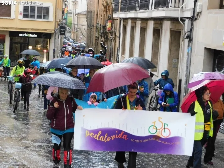 GALER&Iacute;A | Ni la lluvia, ni el fr&iacute;o, ni el granizo: nada detiene a los ciclistas de Pedalovida en