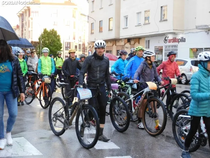 GALER&Iacute;A | Ni la lluvia, ni el fr&iacute;o, ni el granizo: nada detiene a los ciclistas de Pedalovida en
