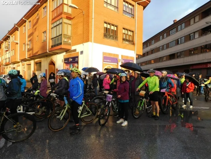 GALER&Iacute;A | Ni la lluvia, ni el fr&iacute;o, ni el granizo: nada detiene a los ciclistas de Pedalovida en