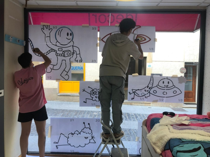 Los estudiantes de Arte y Dise&ntilde;o revitalizan el comercio a trav&eacute;s de escaparates innovadores en 